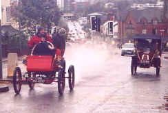 1905_Stanley_Steamer_1904_De_Dion-Bouton.jpg (18992 bytes)