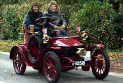 1904_Wolseley_Two-seater.jpg (47966 bytes)